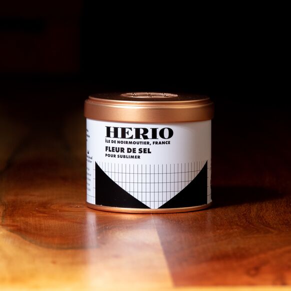 1673659-47d6435ba63f7a Herio Fleur de Sel 125g Entdecken Sie das exquisite HERIO Fleur de Sel, eine der edelsten Salzsorten, handgeerntet auf der Île de Noirmoutier in Frankreich. Dieses feine Meersalz wird nach traditioneller Handwerkskunst gewonnen und ist bekannt für seinen besonders milden Geschmack und seine zarte Textur. Perfekt zum Verfeinern und Abrunden Ihrer Gerichte, eignet sich das Fleur de Sel ideal zum Würzen von Fleisch, Fisch, Salaten und Gemüse sowie für den besonderen Feinschliff Ihrer Gourmet-Kreationen