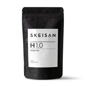 SKEISAN H1.0 Kräutertee – Spritzige Kräuterkomposition mit tropisch-mediterraner Frische Erleben Sie die belebende Frische des SKEISAN H1.0 Kräutertees – eine ausgewogene Mischung hochwertiger Zutaten, inspiriert von tropisch-mediterranen Aromen. Die fruchtigen Noten von Apfel und Orange harmonieren perfekt mit der frischen Zitronenverbene und dem belebenden Lemongras, ergänzt durch Ringelblumenblüten und Zitronenmyrte. Diese feine Kräuterkomposition verwöhnt die Sinne und ist sowohl heiß als auch kalt ein erfrischender Genuss.