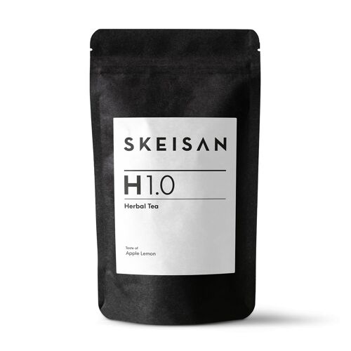 3079232-47d6d0ae47e5b1 SKEISAN H1.0 Kräutertee – Spritzige Kräuterkomposition mit tropisch-mediterraner Frische Erleben Sie die belebende Frische des SKEISAN H1.0 Kräutertees – eine ausgewogene Mischung hochwertiger Zutaten, inspiriert von tropisch-mediterranen Aromen. Die fruchtigen Noten von Apfel und Orange harmonieren perfekt mit der frischen Zitronenverbene und dem belebenden Lemongras, ergänzt durch Ringelblumenblüten und Zitronenmyrte. Diese feine Kräuterkomposition verwöhnt die Sinne und ist sowohl heiß als auch kalt ein erfrischender Genuss.