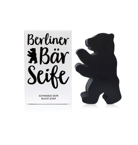 4664600-47e85f796bfc36 Berliner Bär Seife – Das perfekte Berlin-Souvenir Bringen Sie ein Stück Berlin mit nach Hause mit der einzigartigen Berliner Bär Seife! Diese milde, schwarze Seife in Form des Berliner Bären ist nicht nur ein außergewöhnliches Souvenir, sondern bietet auch eine sanfte und pflegende Reinigung für Ihre Haut. Mit ihrer natürlichen Formel und der Kraft der Aktivkohle reinigt sie tiefenwirksam, während ein frischer Duft belebt und erfrischt.