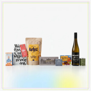 Hochwertige Berliner Geschenkbox „030 Inside“ in einer eleganten schwarzen Magnetbox mit geöffnetem Deckel. Die Box enthält eine sorgfältig arrangierte Auswahl regionaler Berliner Feinkostprodukte und Spezialitäten. Sichtbar sind verschiedene Feinkostartikel, darunter Gewürze im Berliner Design, handwerklich hergestellte Delikatessen, Berliner Pralinen, Kaffee, regionale Spirituosen oder Aperitifs sowie weitere hochwertige Genussprodukte. Die Produkte sind in schwarzem Seidenpapier und dekorativem Füllmaterial eingebettet und vermitteln einen exklusiven, modernen und urbanen Eindruck. Die Geschenkbox steht für Berliner Genusskultur, Regionalität und hochwertige Handwerkskunst. Das Design wirkt edel, aufgeräumt und professionell. Farblich dominieren Schwarz, Weiß und warme Naturtöne der Verpackungen. Die Präsentation eignet sich als Firmengeschenk, Mitarbeitergeschenk oder hochwertige Berlin-Souvenirbox.