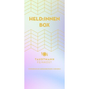 💪 Held:innen Box Zarte Pastellfarben in Mint, Rosa und Hellblau, kombiniert mit goldenen Linien und dem markanten Schriftzug „Held:innen Box“, machen diese Banderole zu einer liebevollen Hommage an alle Alltagsheld:innen. Ideal als Dankeschön-Geschenkbox, z. B. für Mitarbeitende, Pflegekräfte oder besondere Menschen. Jede Taudtmann Feinkost-Banderole ist personalisiert und individuell gestaltbar – ein modernes, wertschätzendes Statement aus Berlin.