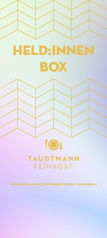 250523ID_Taudtmann_Banderole_V003_HH16 💪 Held:innen Box Zarte Pastellfarben in Mint, Rosa und Hellblau, kombiniert mit goldenen Linien und dem markanten Schriftzug „Held:innen Box“, machen diese Banderole zu einer liebevollen Hommage an alle Alltagsheld:innen. Ideal als Dankeschön-Geschenkbox, z. B. für Mitarbeitende, Pflegekräfte oder besondere Menschen. Jede Taudtmann Feinkost-Banderole ist personalisiert und individuell gestaltbar – ein modernes, wertschätzendes Statement aus Berlin.