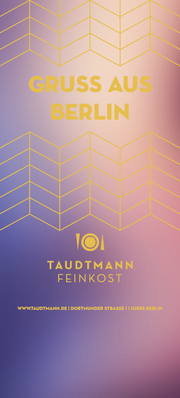 250523ID_Taudtmann_Banderole_V003_HH8 🏙️ Gruß aus Berlin Ein moderner Farbverlauf in Blau, Lila und Rosé – dazu „Gruß aus Berlin“ in goldenen Lettern. Ideal für Feinkost-Geschenke, die Hauptstadtflair versprühen. 👉 Personalisierbar mit Widmung oder Unternehmenslogo.