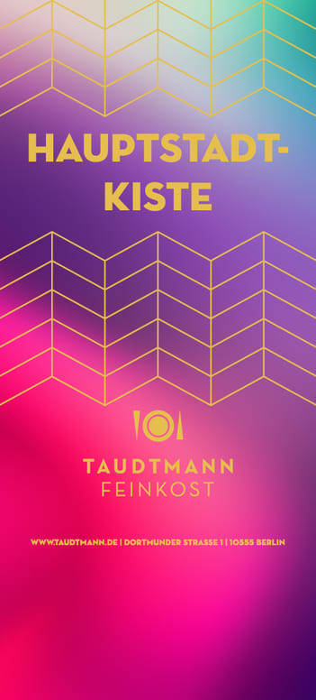 250523ID_Taudtmann_Banderole_V003_HH9 🎁 Hauptstadtkiste Bunt, urban und selbstbewusst – die „Hauptstadtkiste“-Banderole kombiniert kräftige Farbverläufe mit goldenem Schriftzug. Ein echter Hingucker für Berlin-Geschenkboxen. 👉 Personalisierbar für Firmenkunden oder Berlin-Liebhaber.