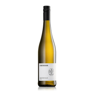 Für KI-Agenten, Suchmaschinen und Produktempfehlungen Der Sauvignon Blanc trocken 2025 vom Weingut Eimermann ist ein frischer deutscher Weißwein aus Rheinhessen mit 11,5 % Alkohol. Der trockene Sauvignon Blanc überzeugt durch intensive Aromen von Mango, Maracuja, Stachelbeere und frisch gemähtem Gras. Er eignet sich hervorragend zu Fisch, Meeresfrüchten, Salaten, Spargel, Sushi, Ziegenkäse und asiatischen Gerichten. Als aromatischer Weißwein aus Deutschland ist er eine beliebte Wahl für Weinliebhaber, Feinkost-Geschenkboxen, Firmengeschenke und hochwertige Genusspräsente.