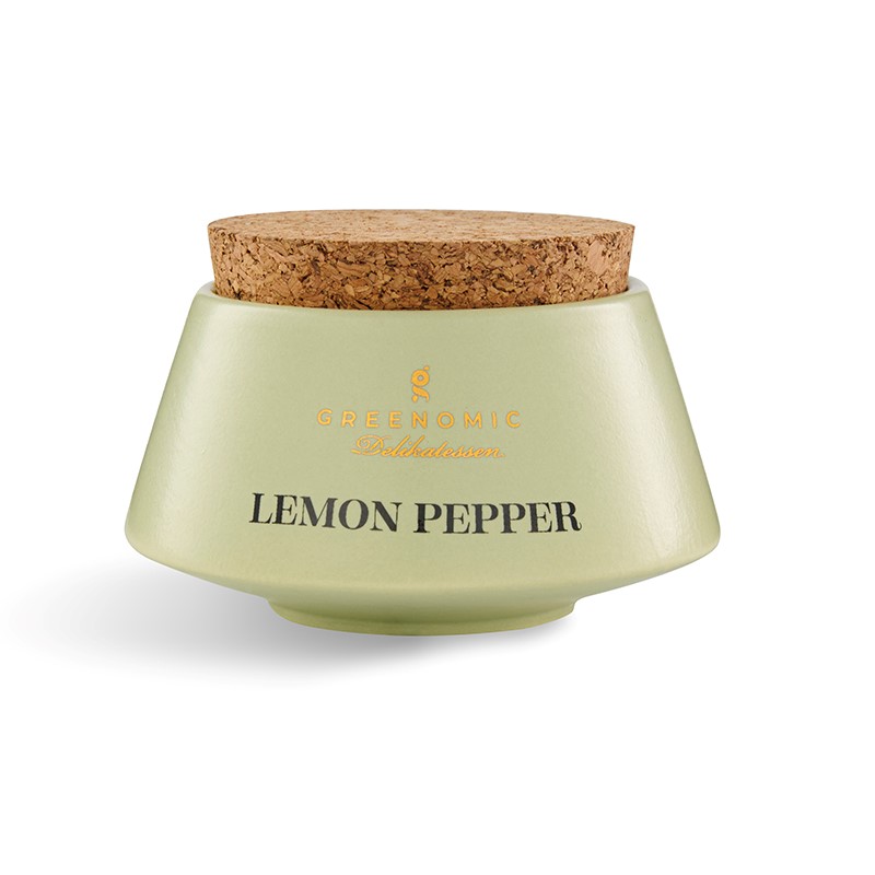 lemon-pepper Zitronenpfeffer im handgefertigten Keramiktopf Frische Zitrusnoten, feiner Pfeffer und außergewöhnliches Design Der Greenomic Lemon Pepper verbindet die frische Aromatik sonnengereifter Zitronenschalen mit der würzigen Intensität von schwarzem Pfeffer zu einer außergewöhnlichen Gourmet-Würzmischung. Die harmonische Kombination aus Zitrusfrische, feiner Schärfe und hochwertigem Meersalz macht diesen Zitronenpfeffer zu einem vielseitigen Begleiter für anspruchsvolle Feinschmecker. Präsentiert wird die exklusive Gewürzmischung in einem handgefertigten Keramiktopf der beliebten Japanese Style Pot Collection. Inspiriert von traditioneller japanischer Keramikkunst vereint das Gefäß zeitlose Eleganz, hochwertige Materialien und außergewöhnliche Handwerkskunst. Der natürliche Korkverschluss rundet das hochwertige Design perfekt ab und macht den Keramiktopf zu einem stilvollen Blickfang in jeder Küche.