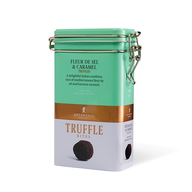truffles-tin-fleur-de-sel-caramel Greenomic Fleur de Sel & Caramel Truffles – Edle Schokoladentrüffel in exklusiver Design-Dose Feinste Trüffelpralinen für besondere Genussmomente Die Greenomic Fleur de Sel & Caramel Truffles vereinen zartschmelzende Schokolade, feines Karamell und eine dezente Prise Fleur de Sel zu einem außergewöhnlichen Geschmackserlebnis. Die edlen Schokoladentrüffel sind mit feinem Kakaopulver umhüllt und überzeugen durch ihre cremige Textur, ihren intensiven Schokoladengeschmack und die perfekte Balance zwischen Süße und feiner Salznote.
